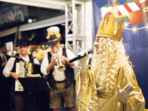 The Christkind sings with a German band